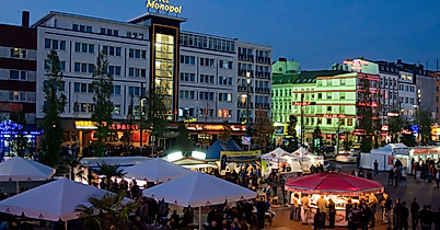 Spielbudenplatz beim Reeperbahn Festival mit Marktständen und illuminierten Gebäuden
