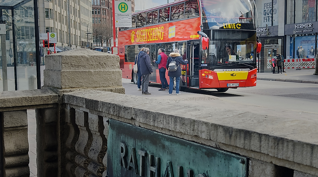 Sightseeing-Bus am Rathaus