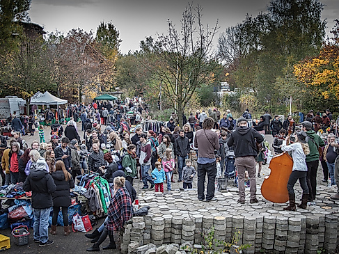 Der Flohzinn-Flohmarkt vor den Zinnwerken in Wilhemsburg