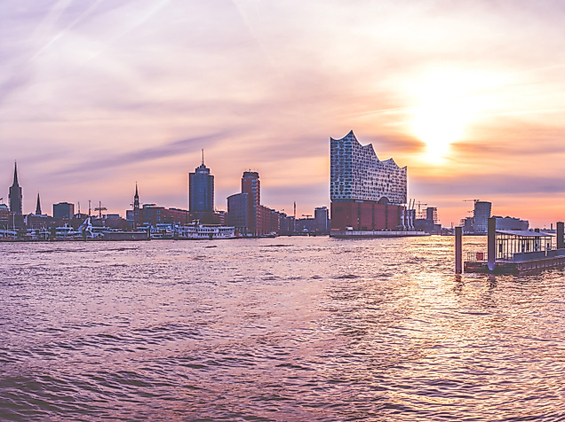 Panorama der Hamburger Skyline bei Sonnenuntergang mit Blick auf Hafen, Elbphilharmonie und Lichter am Elbufer