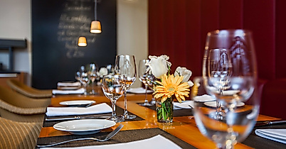 marleys-restaurant_innenansicht-gedeckter-tisch_c-2020_madison-hotel-gmbh