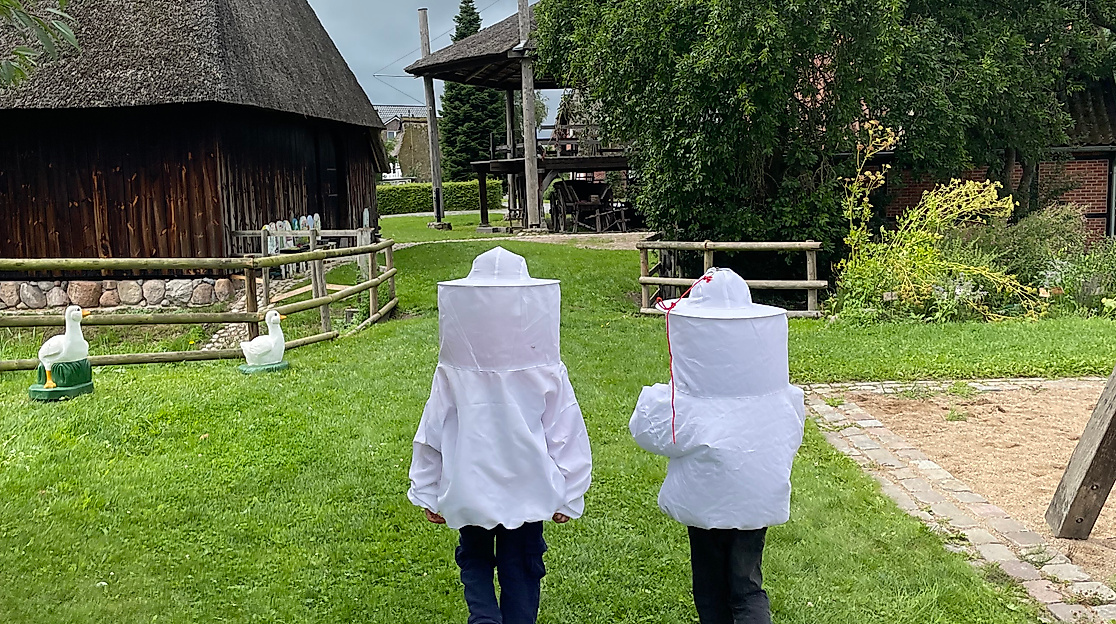 Kinder im Imkeranzug