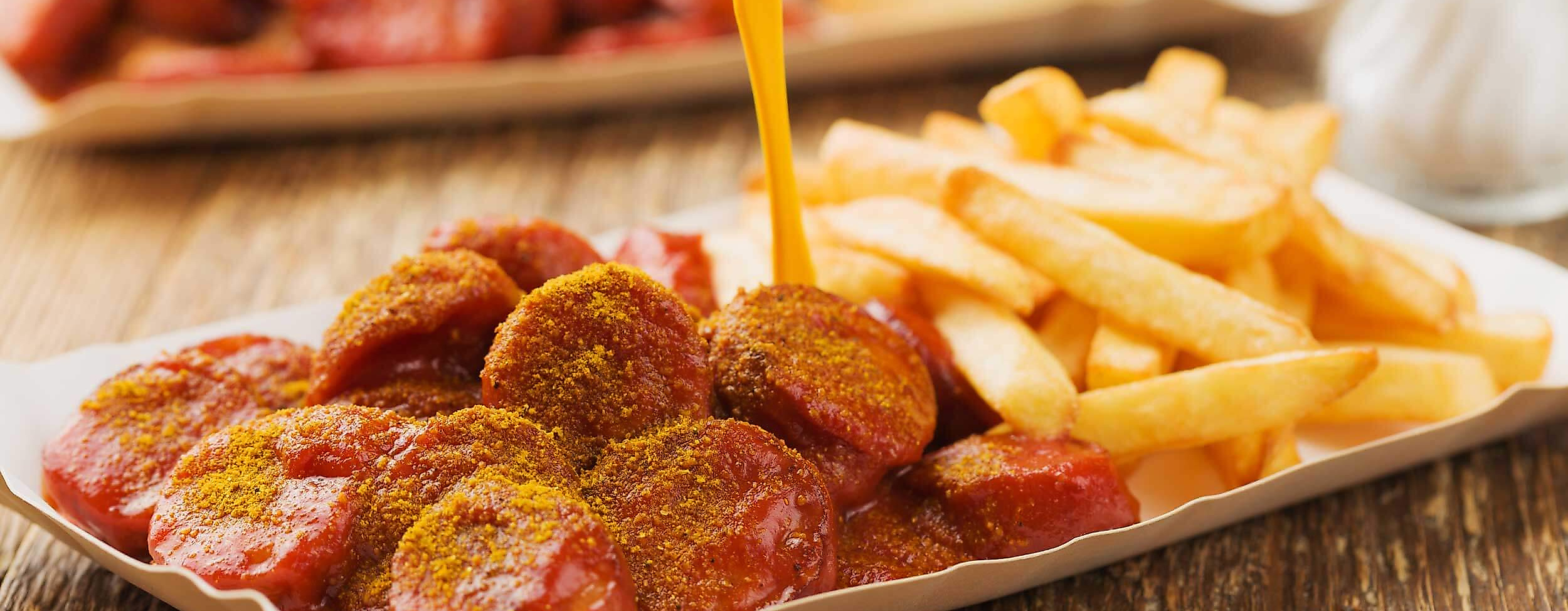 Currywurst geschnitten mit Pommes