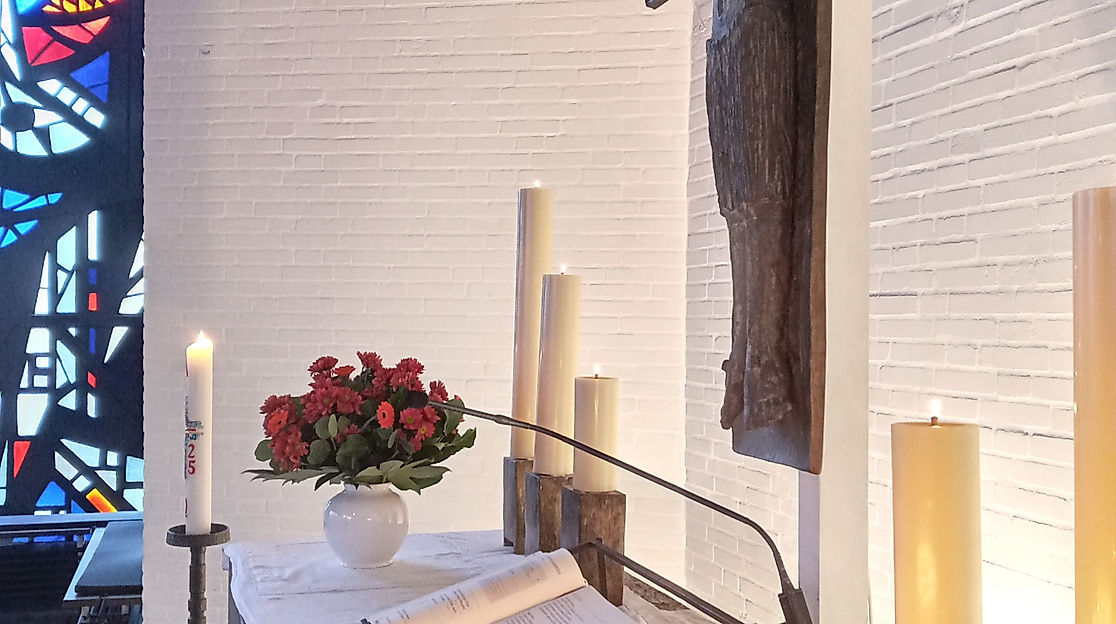 Kerzen auf dem Altar