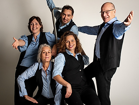 Improtheater-Gruppe in Aktion