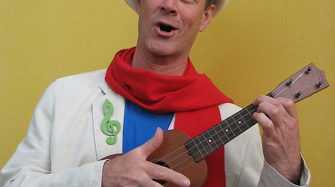 Wolfgang Rieck mit seiner Ukulele