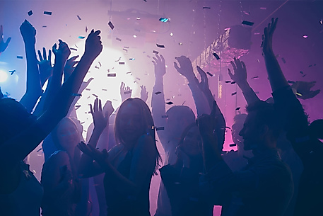 Tanzende Menschen im Club