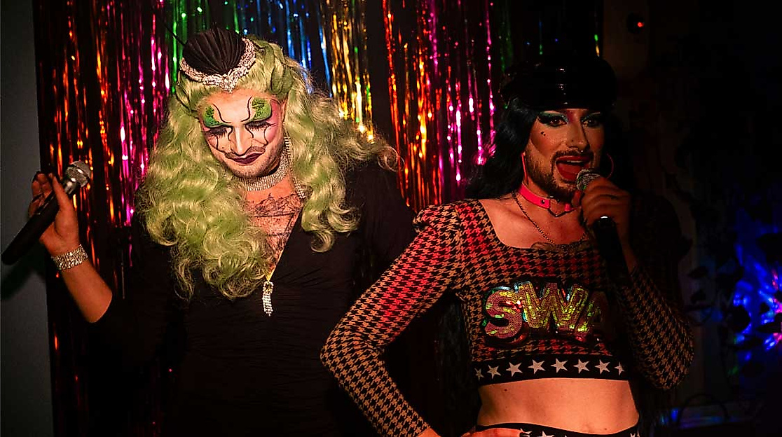 Zwei Drag-Performer:innen auf einer glitzernden Bühne in Hamburg – queere Kunst und Selbstinszenierung im Spotlight
