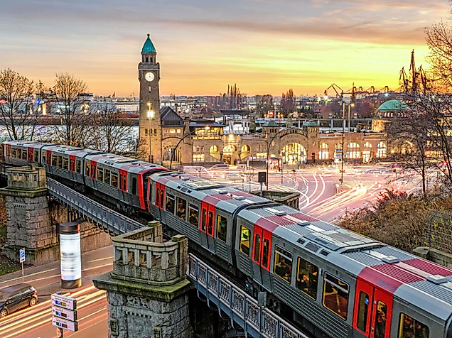 St. Pauli Landungsbrücken, im Vordergrund fahrende U-Bahn