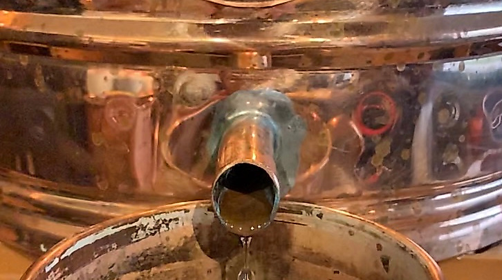 Destillat beim Schnapsbrennen