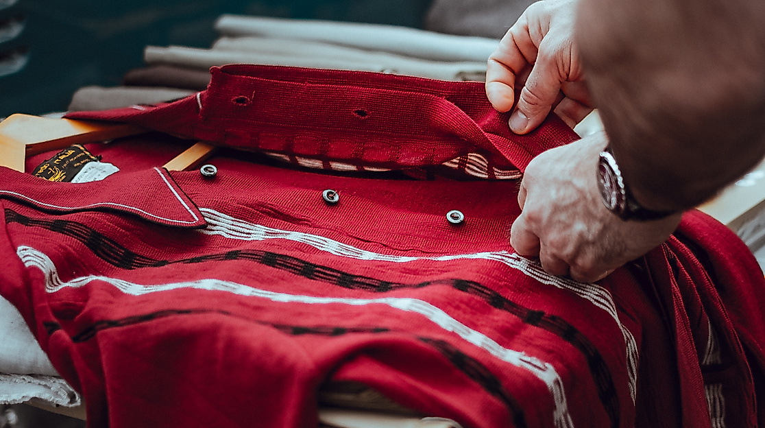 kleidung_c-unsplash-clem-onojeghuo