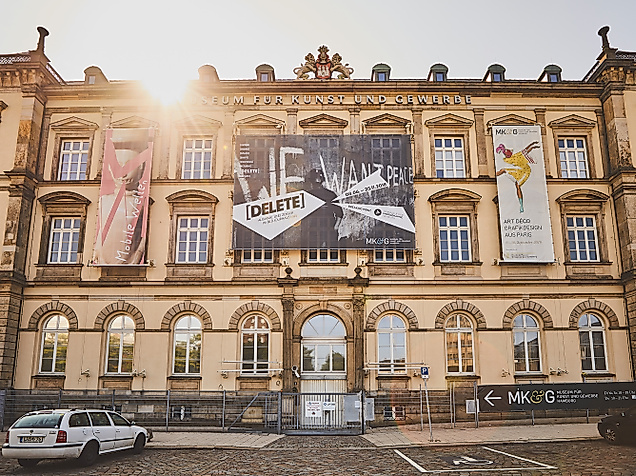 Fassade des Museums für Kunst und Gewerbe Hamburg mit großem Ausstellungsbanner im Sonnenlicht