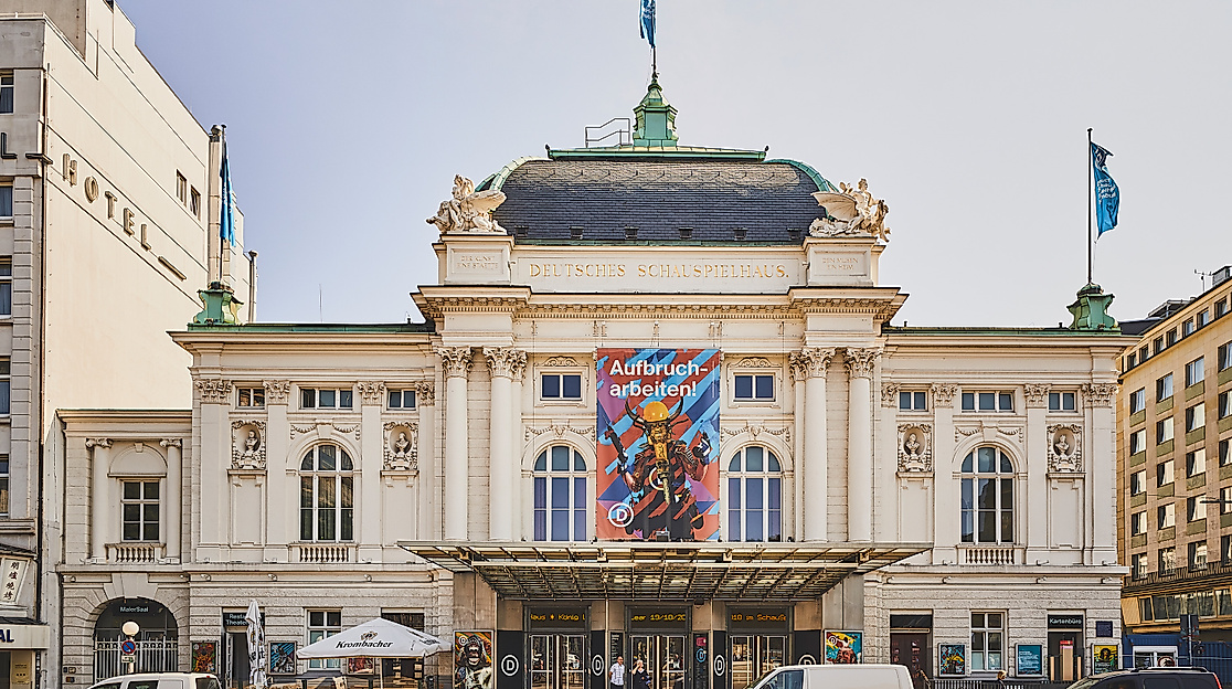 Außenansicht des Deutschen Schauspielhauses Hamburg bei Tageslicht mit farbigem Banner über dem Eingang