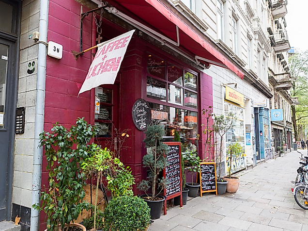 Individueller Laden mit Pflanzen und Deko vor der farbenfrohen Fassade in der Marktstraße Hamburg
