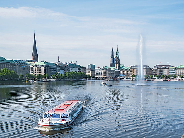 Binnenalster mit Barkasse in Hamburg