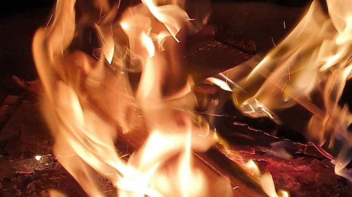 Feuer und Flammen - zu Ostern auch vor der Adventskirche