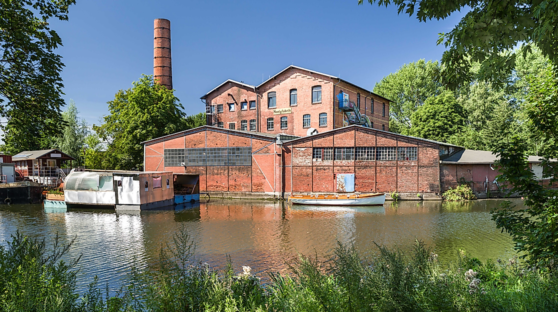 kulturzentraum-am-vehringkanal-wilhelmsburg_c-carl-juergen-bautsch_adobestock_369671196