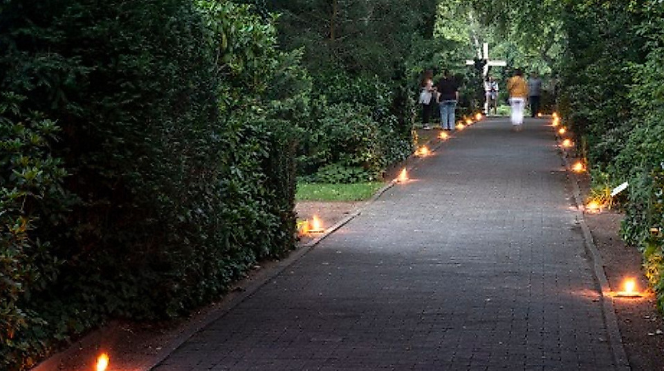 Kerzen rechts und links von einem Weg auf dem Alten Friedhof in Mölln