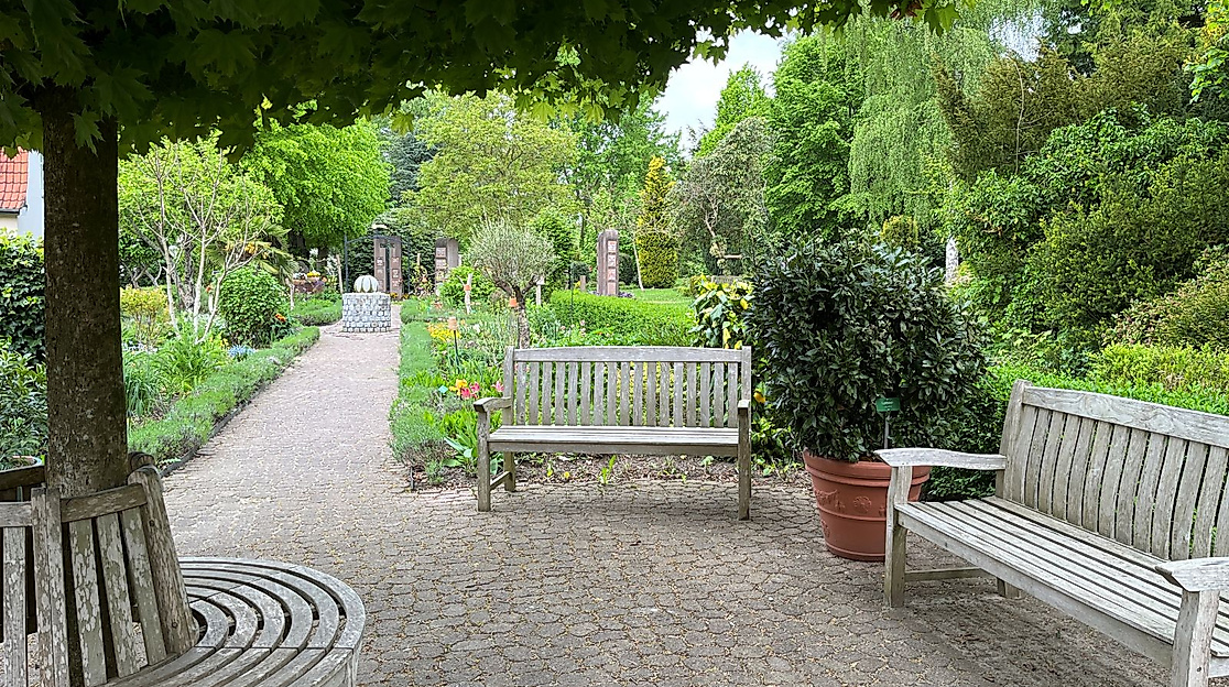 Darf mit Leben gefüllt werden: die Begegnungsbank am Bibelgarten