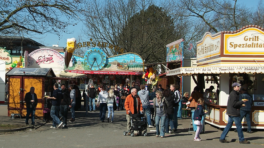 Markt mit Zuckerbude und Eisstand