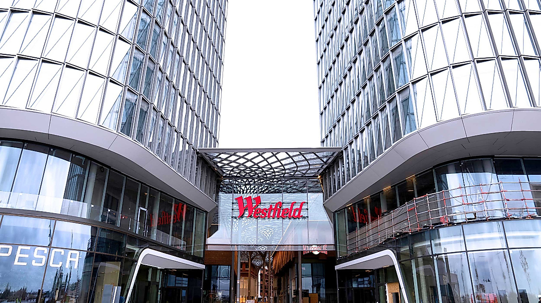 Blick auf den Haupteingang des neuen Stadtzentraum Westfield Hamburg Überseequartier