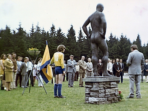 Der nackte Mann auf dem Sportplatz