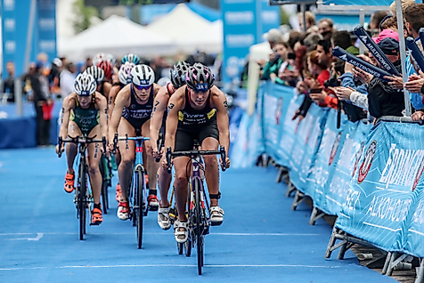 Triathletinnen auf dem Radkurs des ITU World Triathlon Hamburg vor jubelndem Publikum