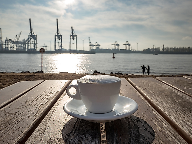 Kaffee am Hamburger Hafen mit Blick auf Elbe