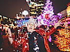 Bunte Lichter und ausgelassene Stimmung auf dem Weihnachtsmarkt Santa Pauli in Hamburg