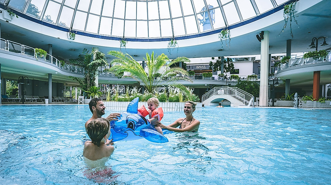 Familie in der Wasserwelt