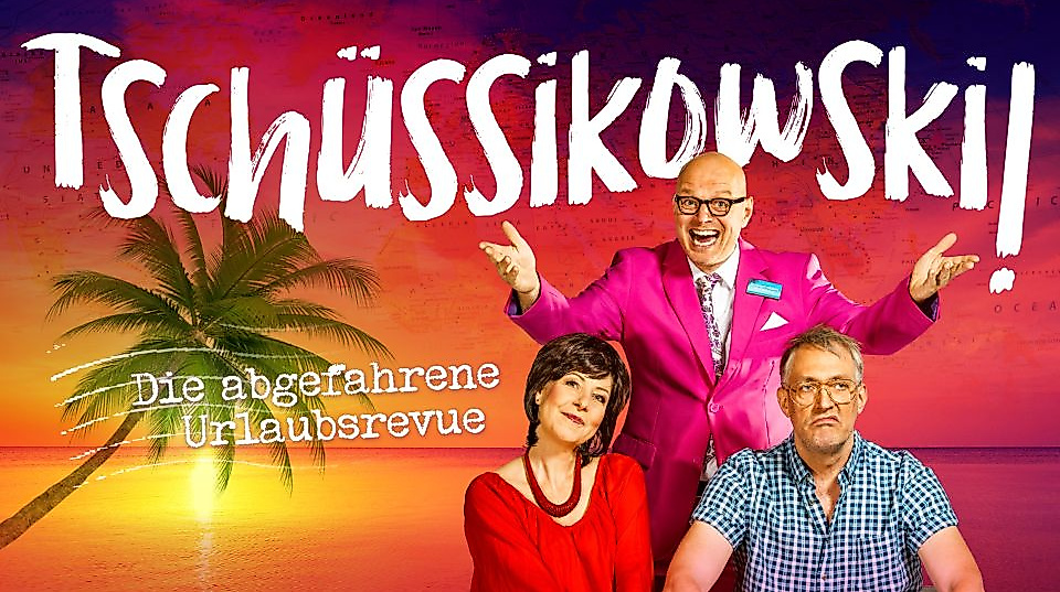 Tschüssikowski! Drei Menschen vor einem Sonnenuntergang mit Palmen. 