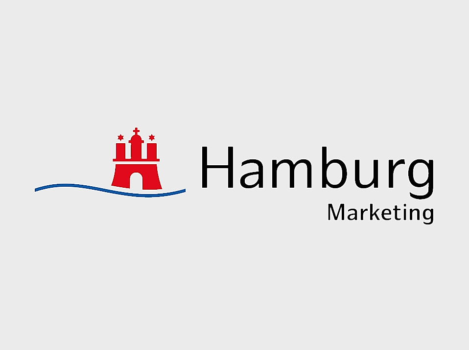 Logo von Hamburg Marketing GmbH mit rotem Stadttor, blauer Welle und schwarzem Schriftzug auf grauem Hintergrund