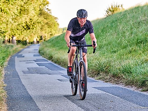 Rennradfahrer_Ostedeich web