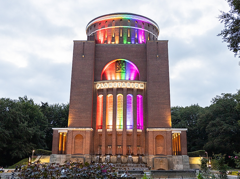 Planetarium Hamburg in Regenbogenfarben angeleuchtet zur Pride Week
