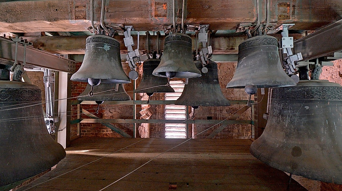 "Glocken-Spiel": Johannes Unger spielt pfingstliche Melodien auf dem Glockenspiel im Süderturm
