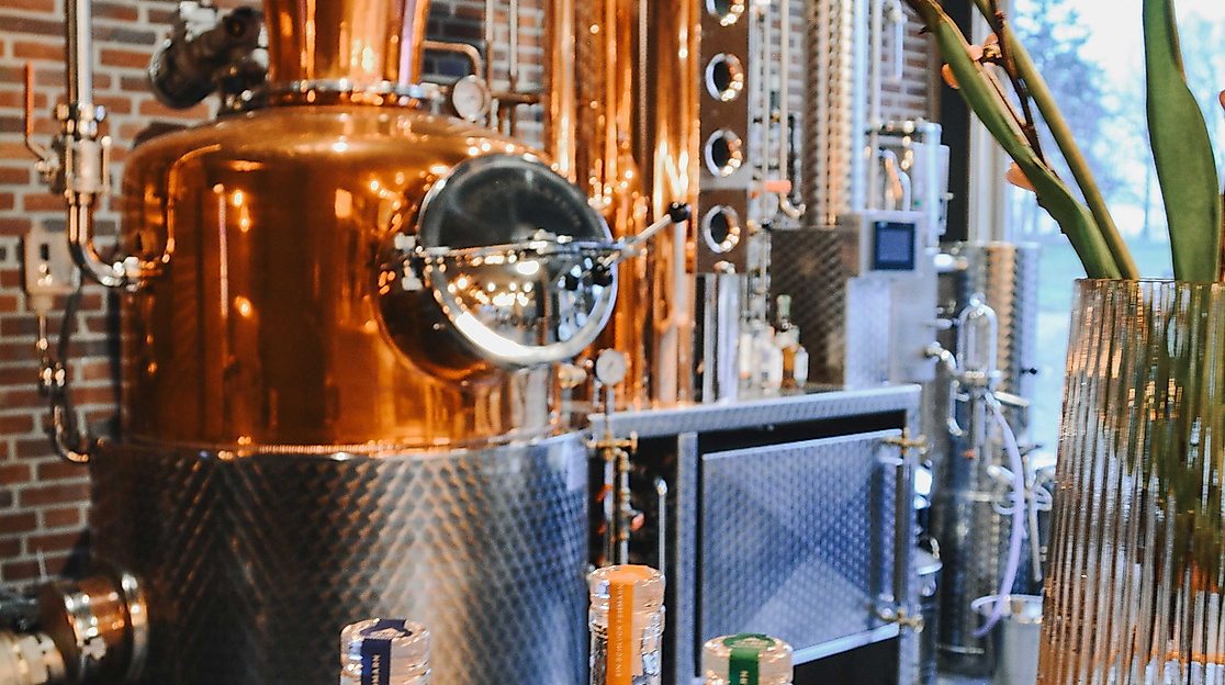 Das Herzstück unserer Brennerei – hier entstehen unsere Brände, vom ersten Tropfen bis zur fertigen Flasche.