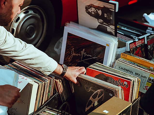 flohmarkt_c-unsplash-clem-onojeghuo