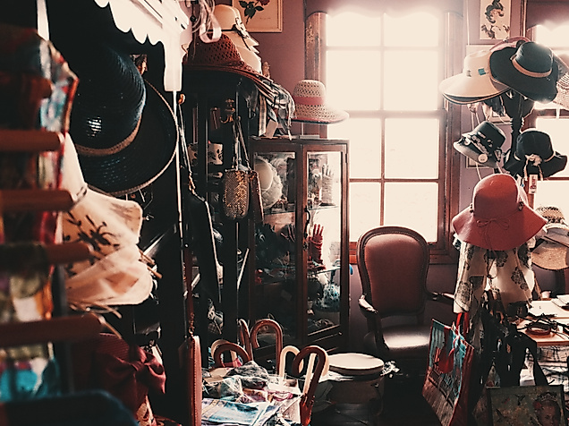 Lichtdurchfluteter Vintage-Laden in Hamburg mit Schmuck, Hüten und liebevoll arrangierten Einzelstücken