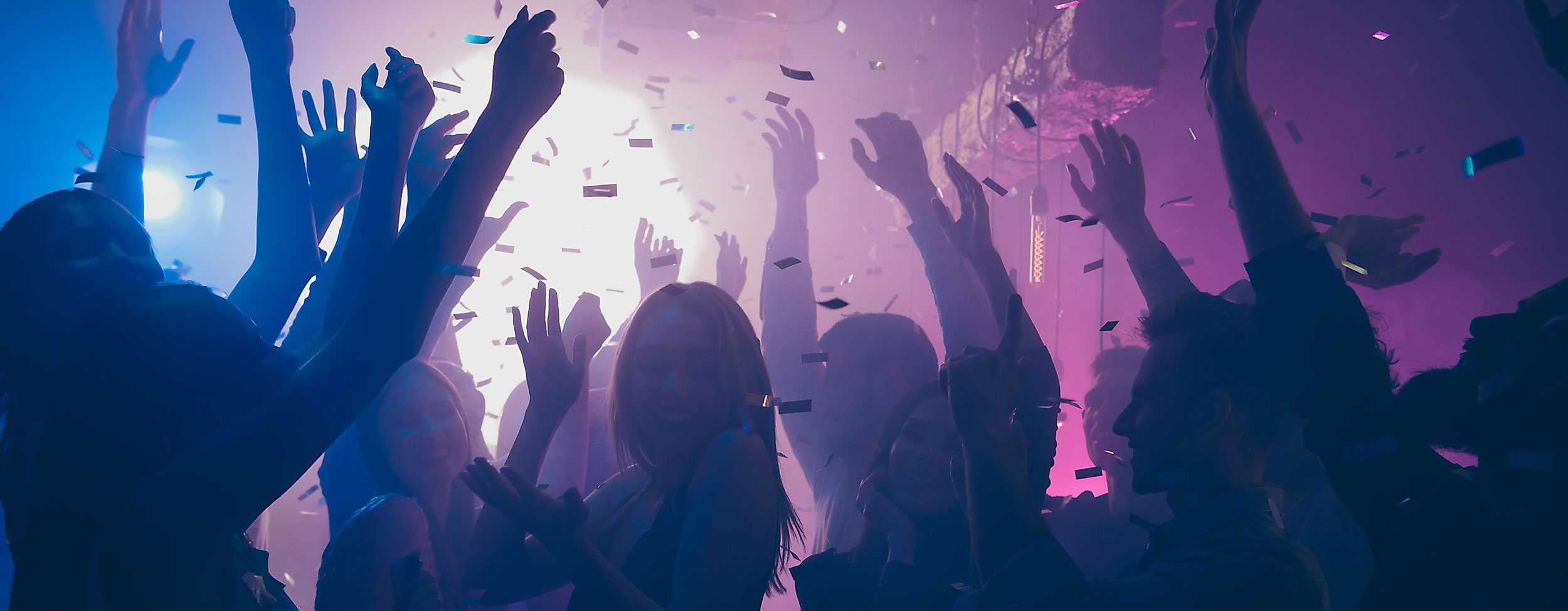 Tanzende Menschen im Club