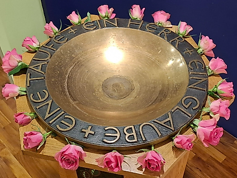 Geschmücktes Taufbecken