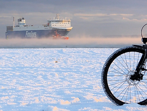 Bei festem oder festgefrorenem Schnee lässt sich wunderbar auf dem Strand radeln