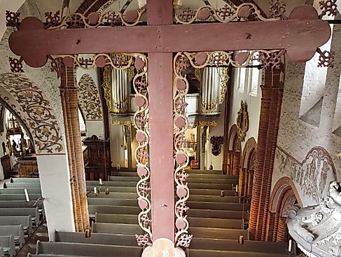 Kreuz von hinten in St. Nicolai-Kirche
