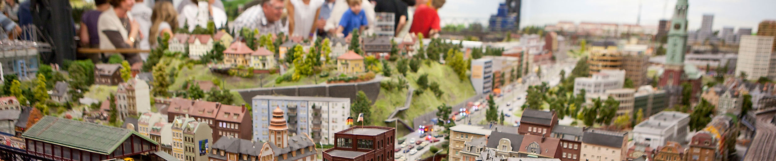 Detailreiche Miniaturlandschaft mit Gebäuden, Figuren und Vegetation im Miniatur Wunderland Hamburg