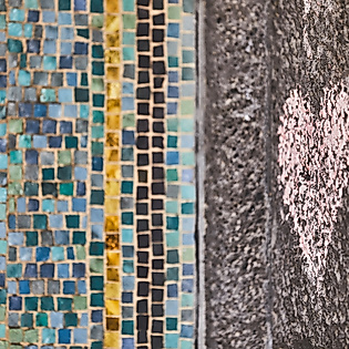 Detailaufnahme eines bunten Mosaiks mit Herzmotiv im Alten Elbtunnel in Hamburg