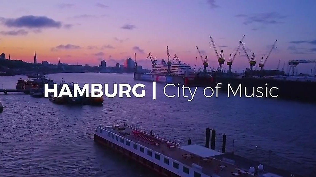 Abendstimmung im Hamburger Hafen mit Elbe, Schiffen und Schriftzug ‚Hamburg – Kulturstadt