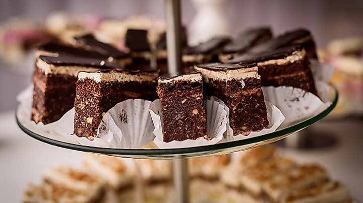 Feine Schokoladenkuchenstücke auf Etagere bei Kittel’s – britische Teekultur in Hamburg erleben