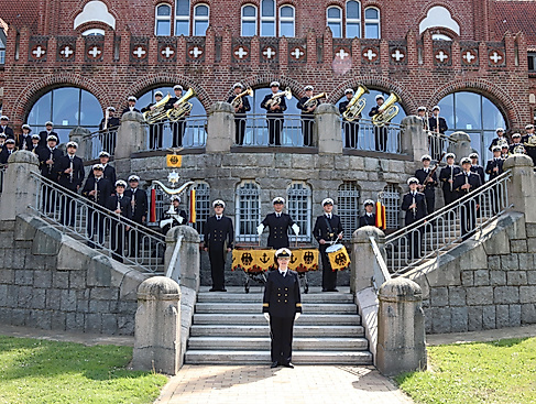Marinemusikkorps Kiel vor historischem Gebäude