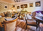 Verspielter Innenraum des Cafes Pauline mit Vintage-Möbeln, Blumen und Wandbildern.
