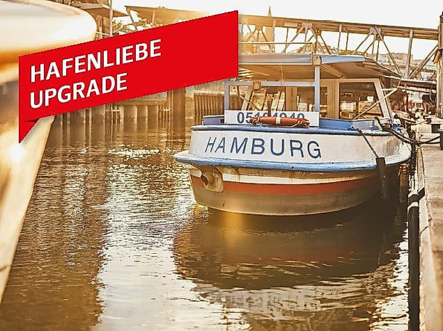 Kleines Boot in Hamburger Barkasse mit Aufschrift Hamburg: Hafenliebe Upgrade