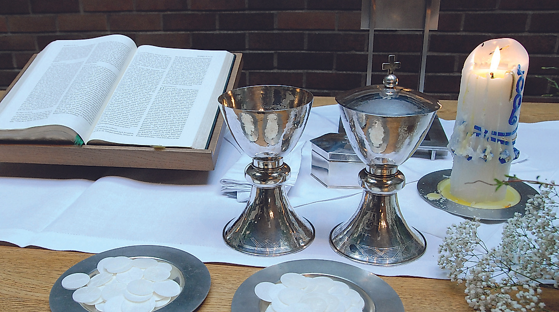 Gottesdienst mit Abendmahl und Kirchenkaffee; K. Harp